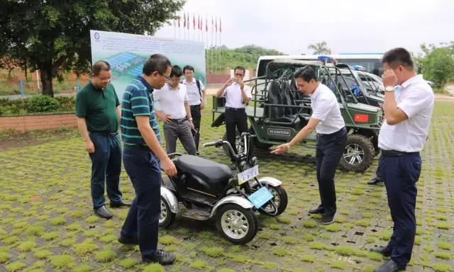 參觀自主研發的小微電動(dòng)車(chē)-圖2